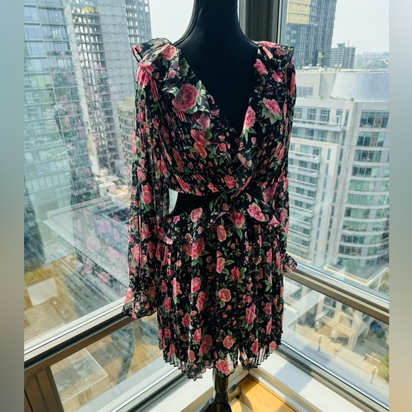 🆕 AMUR 🧿 X REVOLVE NWOT Sleeveless V Neck Pleat Floral Romper Size 8 - Picture 16 of 16